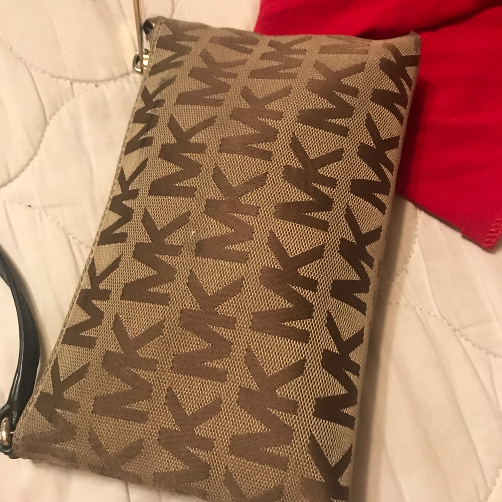 MK small purse strap is broken but can be fixed